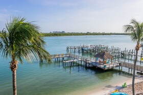 Hutchinson Island Plaza Hotel & Suites