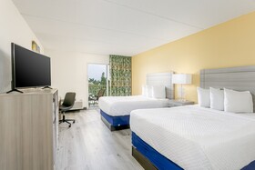 Hutchinson Island Plaza Hotel & Suites