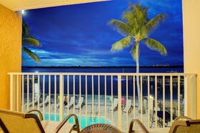 Hutchinson Island Plaza Hotel & Suites