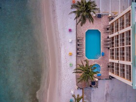 Hutchinson Island Plaza Hotel & Suites