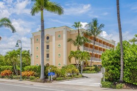 Hutchinson Island Plaza Hotel & Suites