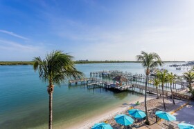 Hutchinson Island Plaza Hotel & Suites