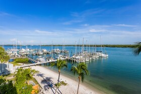 Hutchinson Island Plaza Hotel & Suites