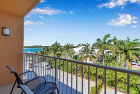 Hutchinson Island Plaza Hotel & Suites