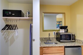 Hutchinson Island Plaza Hotel & Suites