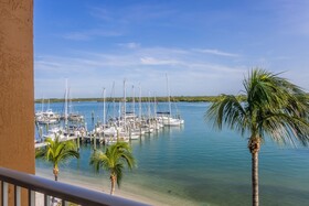 Hutchinson Island Plaza Hotel & Suites