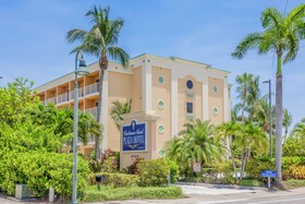Hutchinson Island Plaza Hotel & Suites