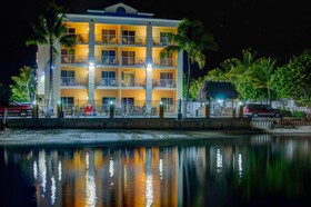 Hutchinson Island Plaza Hotel & Suites
