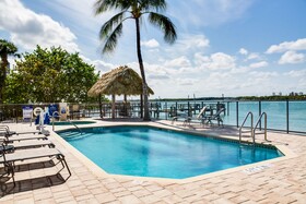 Hutchinson Island Plaza Hotel & Suites