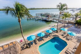 Hutchinson Island Plaza Hotel & Suites