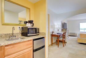 Hutchinson Island Plaza Hotel & Suites