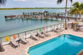 Hutchinson Island Plaza Hotel & Suites