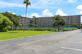 Bayshore Yacht & Tennis Club Luxury Condominiums