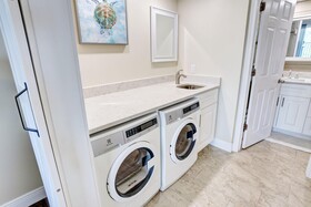 Bayshore Yacht & Tennis Club Luxury Condominiums
