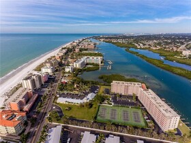 Bayshore Yacht & Tennis Club Luxury Condominiums