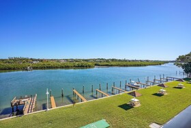 Bayshore Yacht & Tennis Club Luxury Condominiums