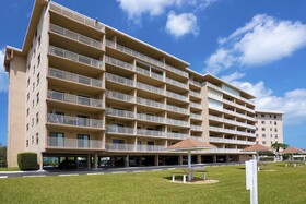 Bayshore Yacht & Tennis Club Luxury Condominiums