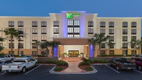 Holiday Inn Express & Suites Jacksonville SE- Med Ctr Area