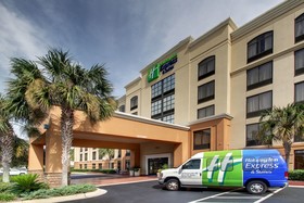 Holiday Inn Express & Suites Jacksonville SE- Med Ctr Area