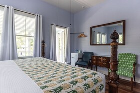 Frances Street Bottle Inn