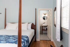 Frances Street Bottle Inn