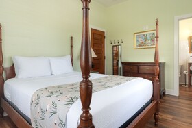 Frances Street Bottle Inn