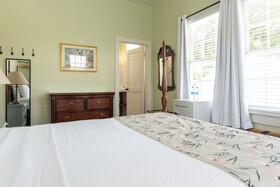 Frances Street Bottle Inn