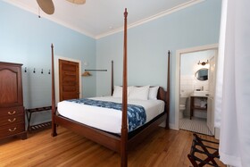 Frances Street Bottle Inn