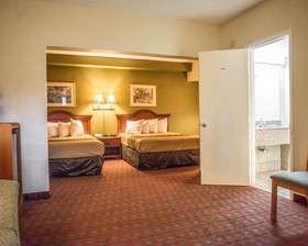 Econo Lodge North