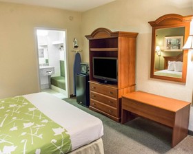 Econo Lodge North