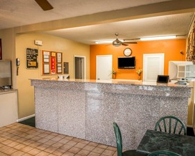 Econo Lodge North