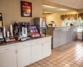 Econo Lodge North