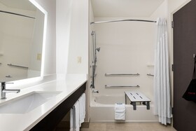 Holiday Inn Express & Suites Lakeland South