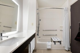 Holiday Inn Express & Suites Lakeland South