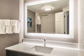 La Quinta Inn & Suites by Wyndham Orlando Lake Mary