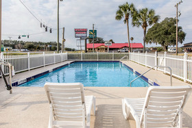 Econo Lodge Live Oak