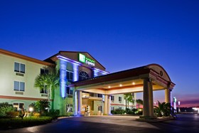Holiday Inn Express & Suites Live oak