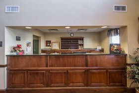 Econo Lodge Inn & Suites