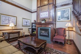 Econo Lodge Inn & Suites