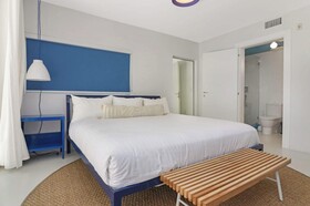 Roami At 250 Collins