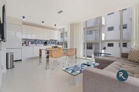 Roami At 250 Collins