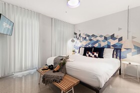 Roami At 250 Collins