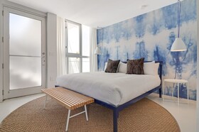 Roami At 250 Collins