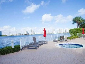 Marina Bay Club