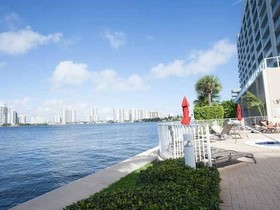 Marina Bay Club