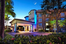 Holiday Inn Express & Suites Naples Downtown - 5th Avenue