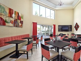 Holiday Inn Express & Suites Naples Downtown - 5th Avenue