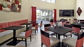 Holiday Inn Express & Suites Naples Downtown - 5th Avenue
