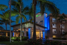 Holiday Inn Express & Suites Naples Downtown - 5th Avenue