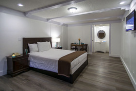 Spinnaker Inn of Naples